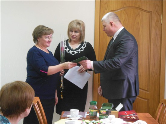 Мэр города А. Харин поздравил женщин со  званием «Ветеран труда Ростовской области» с 8 марта